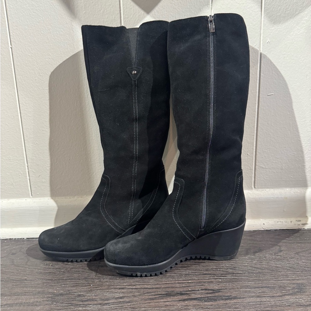 La CANADIENNE Black Heeled Boots for Elegant Style